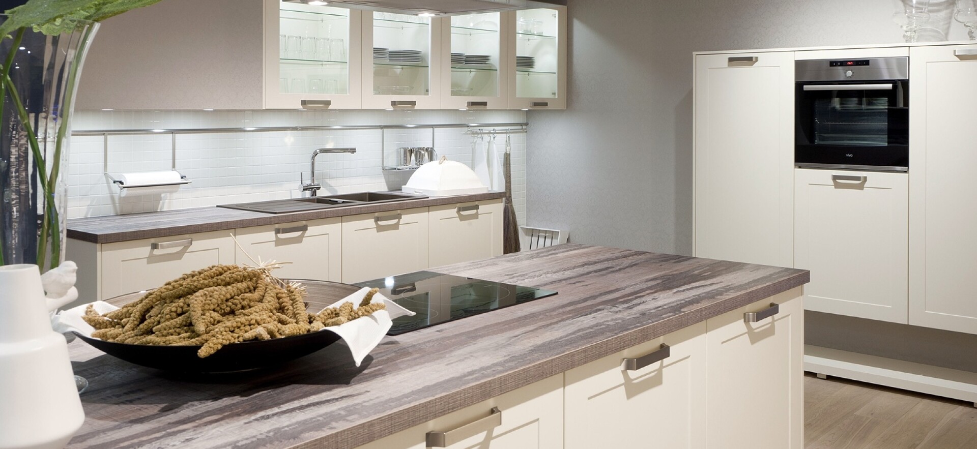 Helle Fronten und Naturholzelemente prägen das Nordic Kitchen Design.